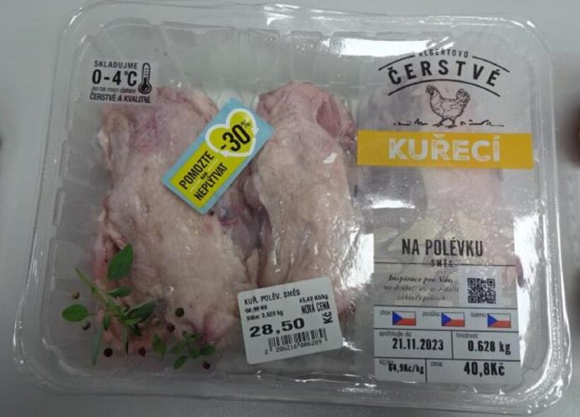 Inspektoři Státní zemědělské a potravinářské inspekce zjistili silný zápach u mražené potraviny Kuřecí hřbety na polévku. Vzorek inspektoři úředně odebrali v supermarketu Albert v Havířově.