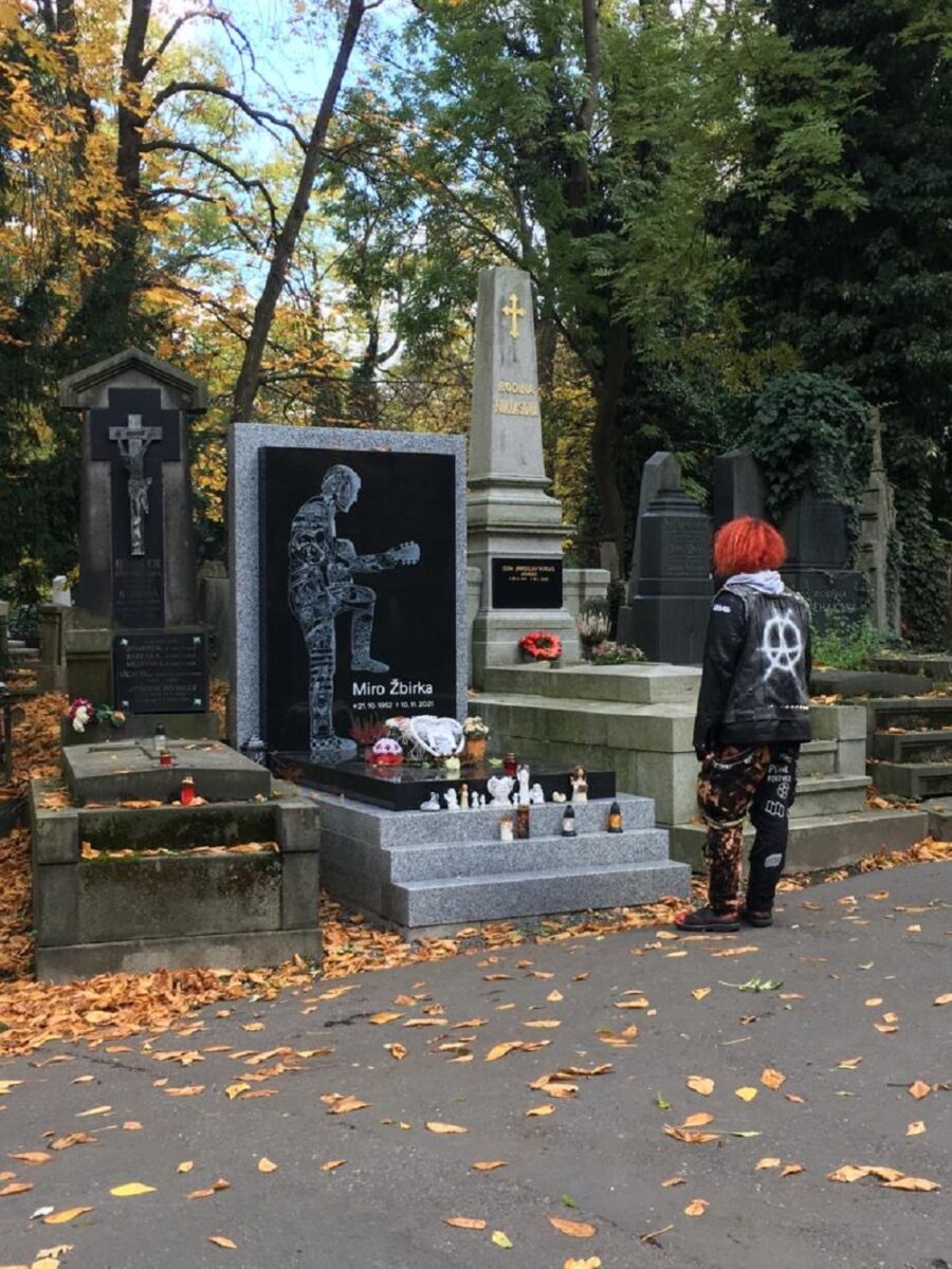 Ke hrobu Mira Žbirky na pražských Olšanských hřbitovech  se přicházejí poklonit také jeho mladí fanoušci.