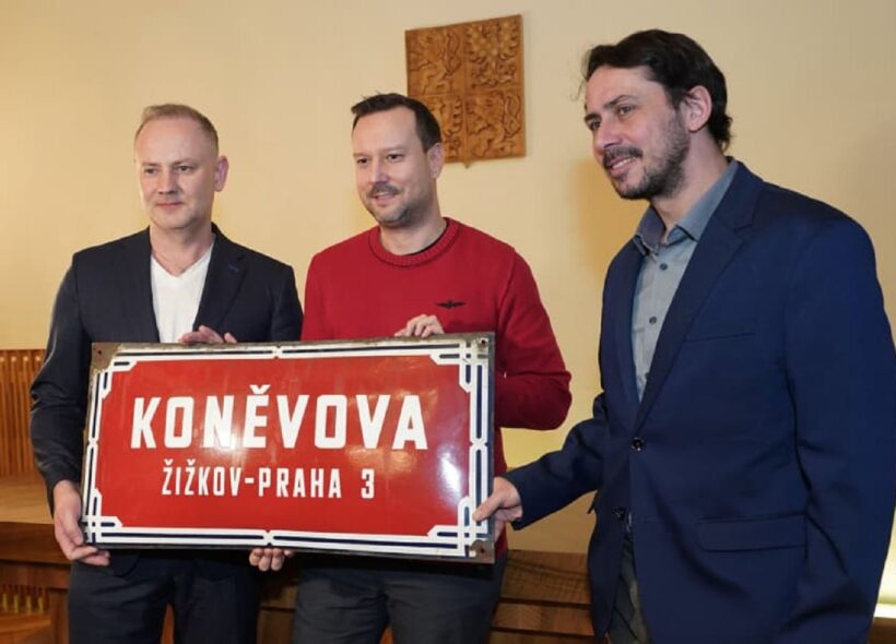 Po online aukci se majitelem uliční tabule, která pochází z domu poblíž Tachovského náměstí, se stal Petr Kaláb. 
