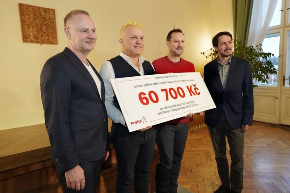 Radní Pavel Křeček spolu se starostou Prahy 3 Michalem Vronským předal výtěžek z dražby formou symbolického šeku zástupcům Integračního centra Zahrada. 