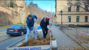 Aktivisté Jakub Netík a Aleš Svoboda vykydali před Úřadem vlády hnůj. Přidali se tak k protestům zemědělců, které se rozšířily do celé Evropy.  