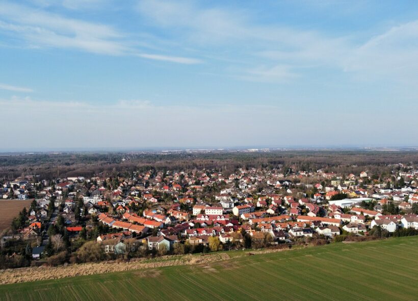 Újezd nad Lesy z leteckého pohledu.