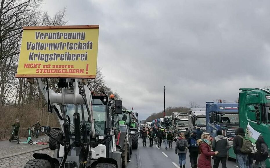 Traktory zcela Berlín zablokovaly. Přijelo jich přes 5000. Vláda nasadila 1200 policistů