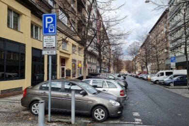 V Praze 6 došlo na fialových zónách  ke sjednocení poplatku za parkování na 50 Kč za hodinu, v modré parkovací zóně je cena za krátkodobé parkování 60 Kč na hodinu.