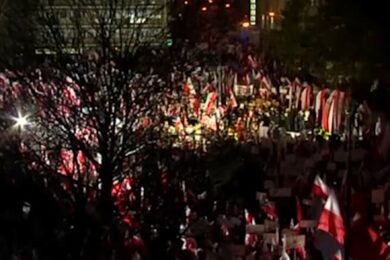 Demonstrace ve Varšavě proti Donaldu Tuskovi