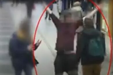 Agresivní opilý muž napadal cestující metra ve stanici Budějovická. 