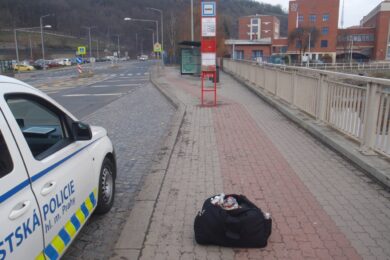 Strážníci našli sportovní tašku o jednu autobusovou zastávku dále než uváděl ohlašovatel.