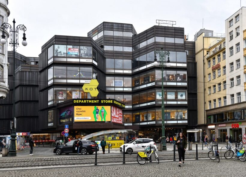 Známý obchodní dům Kotva v centru Prahy se od středy 1. února začal rekonstruovat.