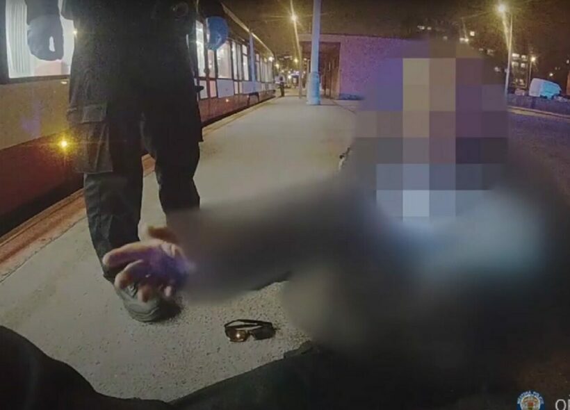 Opilá seniorka si ustlala na tramvajových kolejích...