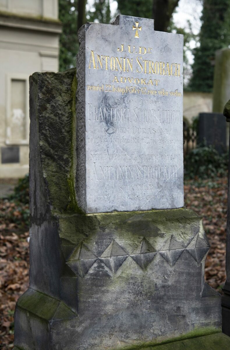 Hrob primátora Strobacha na Olšanských hřbitovech.