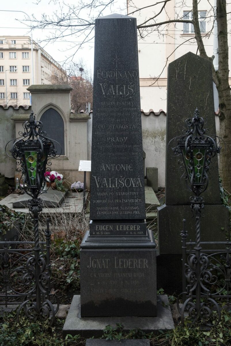 Hrob primátora Vališe na Olšanských hřbitovech.