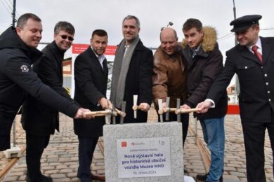 Položení základního kamene nové Výstavní haly Muzea MHD ve Střešovicích.