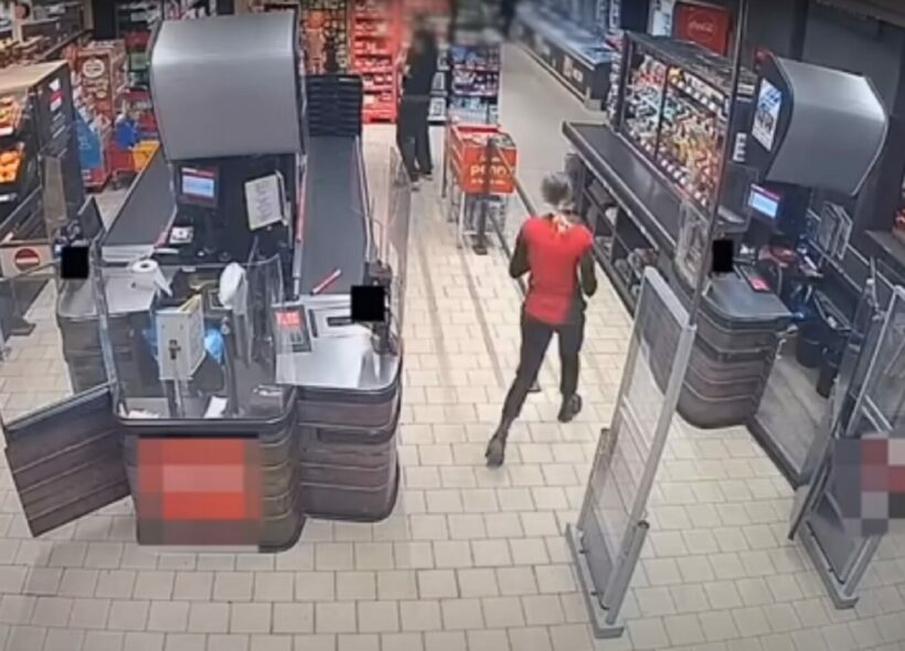 Jeden ze zlodějů vyláká pokladní na úplně druhou stranu supermarketu a druhý cizinec zatím vypáčí pokladnu a s ukradenou hotovostí uteče.