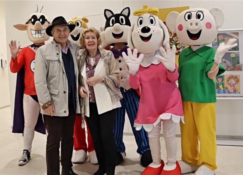 Autor slavného dětského komiksu Čtyřlístek se svými postavičkami -  Pinďou, Fifinkou, Myšpulínem, Bobíkem a „záporákem“ Zádrhelem.