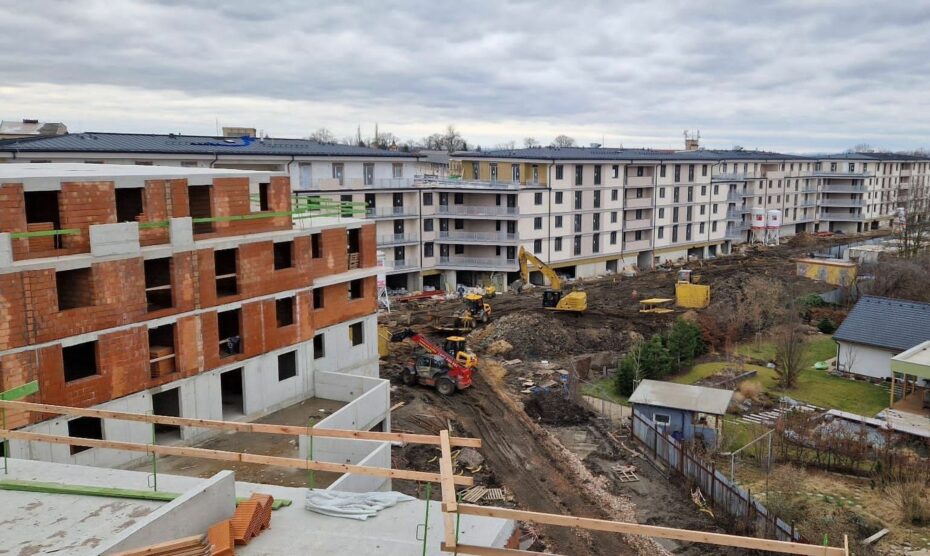 Původně zanedbané místo se díky výstavbě nových bytů probírá k životu.