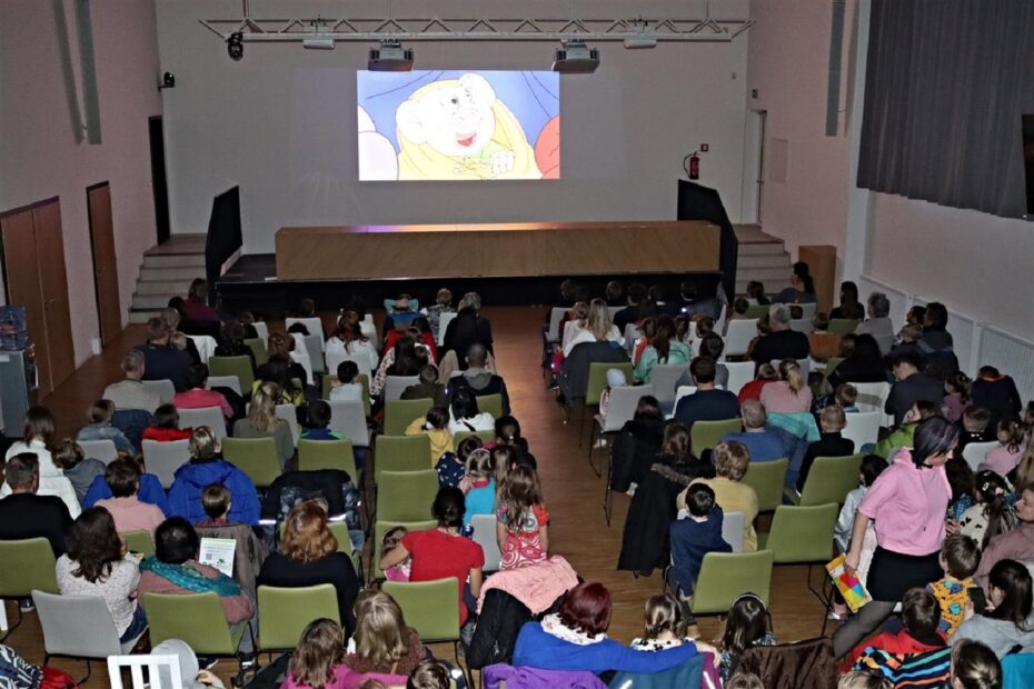 V rámci vernisáže bylo také promítání filmu Velká dobrodružství Čtyřlístku ve zcela zaplněném multifunkčním sále.