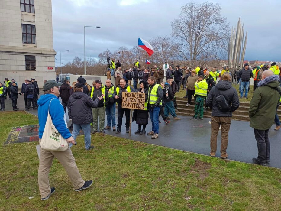 Zemědělci zablokovali Prahu. Protesty se konají po celé Evropě.  