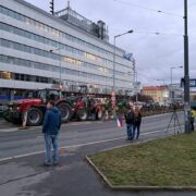 Zemědělci zablokovali Prahu. Protesty se konají po celé Evropě.  