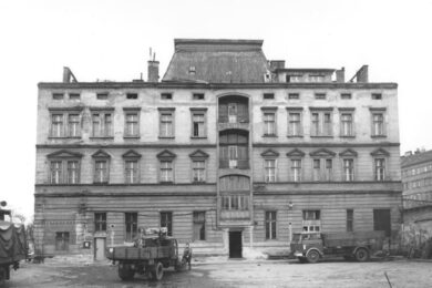 Před 120 lety kurýrovali hasiči na Žižkově v Chelčického ulici.