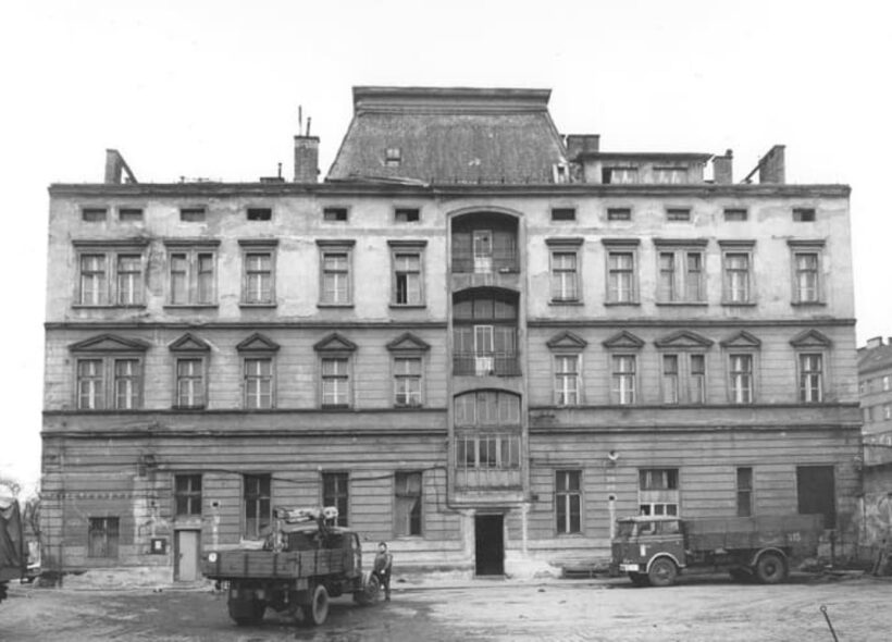 Před 120 lety kurýrovali hasiči na Žižkově v Chelčického ulici.