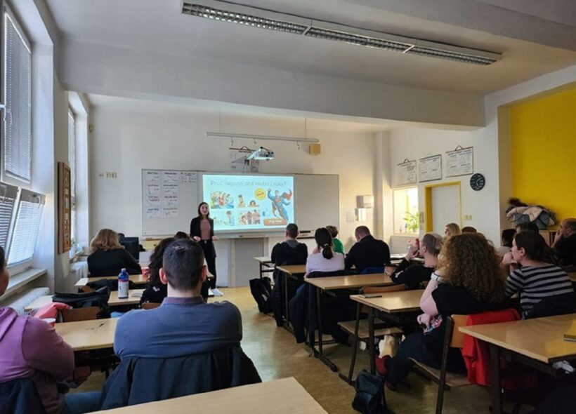 Preventivní workshopy pro rodiče na téma digitální wellbeing začala Praha 4 na základní škole Bítovská.