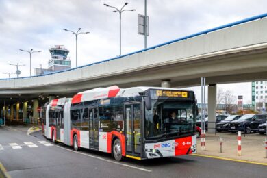 Trolejbus Škoda-Solaris linky 59  na Letišti Václava Havla.