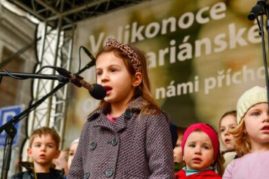 Na slavnostním zahájení třetího ročníku  Velikonoce na Mariánském zněl také dětský zpěv.