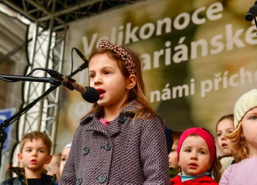 Na slavnostním zahájení třetího ročníku  Velikonoce na Mariánském zněl také dětský zpěv.