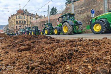 Úřad vlády zasypán hnojem. Agrární komora v protestech přitvrdila. Je to pouze začátek. 