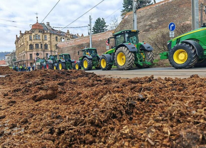 Úřad vlády zasypán hnojem. Agrární komora v protestech přitvrdila. Je to pouze začátek. 