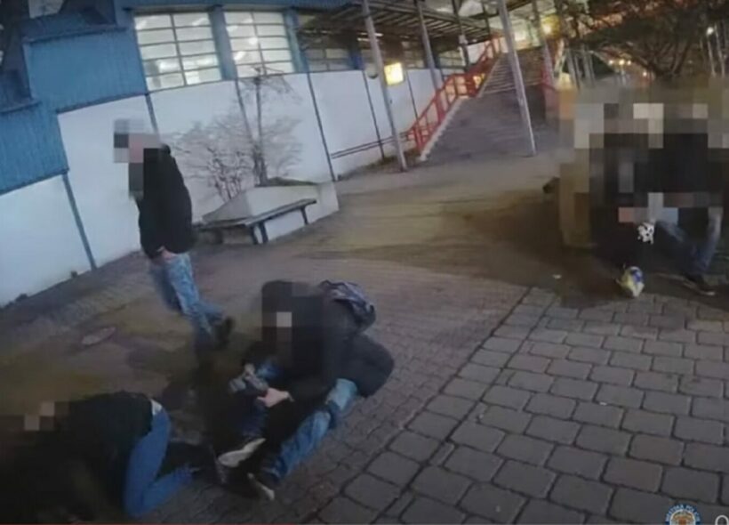 Strážníci museli zasahovat u bezdomovců před stanicí metra Luka v Praze 13.