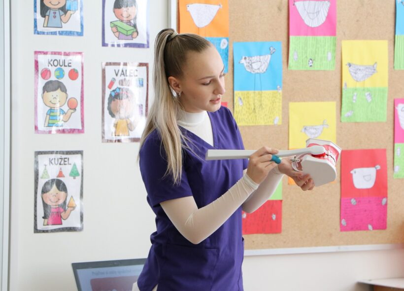 Dentální hygienistka během března a dubna postupně navštíví 31 prvních a 6 přípravných tříd základních škol v Praze 13, kde děti seznámí se správnou zubní hygienou a prevencí zubního kazu.