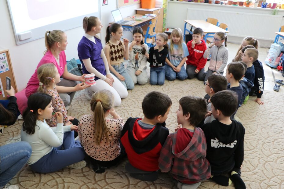 Speciální program ke Dni ústního zdraví proběhl ve spolupráci s AKESO POLIKLINIKOU v pražských Nových Butovicích, a to ve Fakultní základní škole Mezi Školami v pátek 22. března.