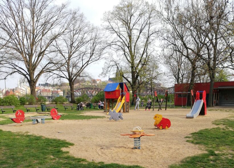 Rodiče už budou moci být klidnější - dětské hřiště na Hořejším nábřeží v Praze 5 bude pod neustálým dohledem.