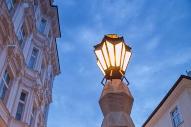 Nově zprovozněná kubistická lampa na Jungmannově náměstí. 