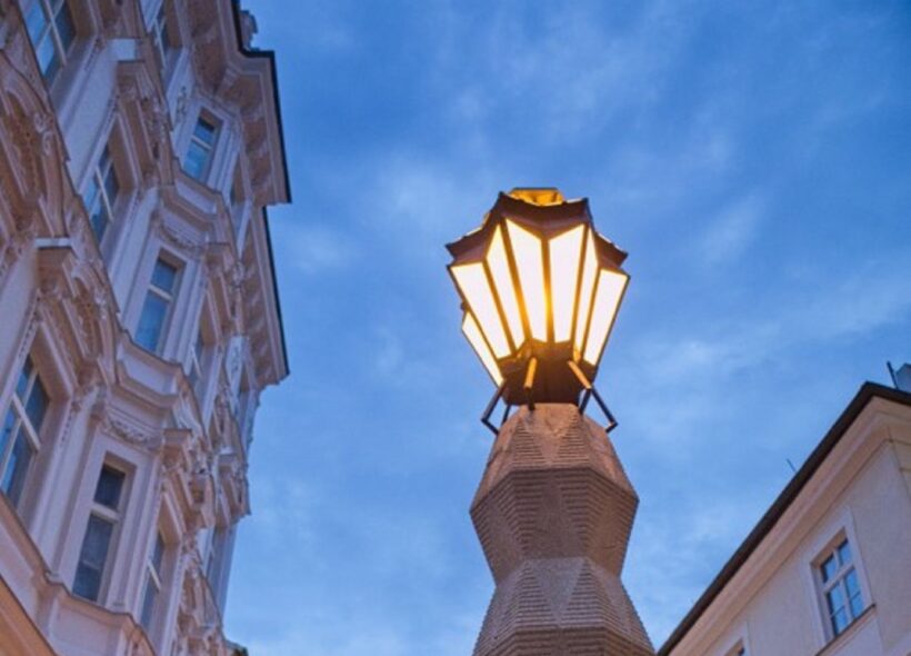 Nově zprovozněná kubistická lampa na Jungmannově náměstí. 