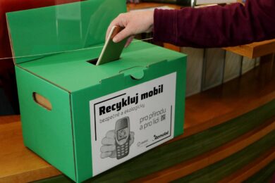 Zelený box na radnici Prahy 13, kam mohou občané odkládat staré mobily.