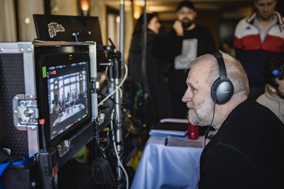 Režisér filmu Smršť Peter Bebjak sleduje natočené filmové obrazy.