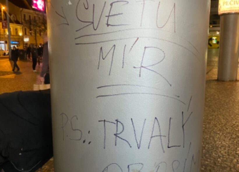 I když muž napsal 
 na sloup budovy Zlatý Anděl text Světu mír, bude se jeho akce kvalifikovat jako graffitti.