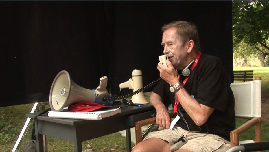 Režisér Václav Havel při natáčení svého filmu Odcházení.