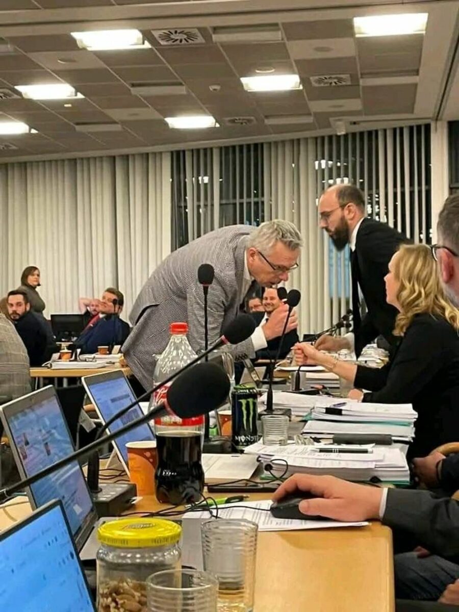 Incident mezi zastupitelem TOP09 Viktorem Lojíkem (vlevo) a Petrem Benešem z Pirátů (vousatý). Beneš do Lojíka prudce strčil, načež mu chtěl oplatit pěstí. Vyvrcholily tak dlouhodobé spory mezi koalicí a Piráty na Praze 10. Zastupitelstvo trvalo rekordních 19 hodin a končilo až v půl deváté ráno. 