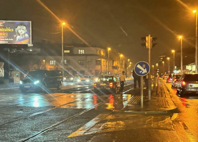 Mladý řidič si spletl cestu a kolem 19.00 sjel do tramvajového pásu na Průběžné v pražských Strašnicích a zablokoval tramvaje. Nepojedou linky 22 a 26.  