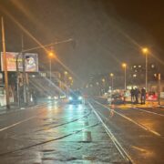 Mladý řidič kolem 19.00 omylem sjel do tramvajového pásu na Průběžné v pražských Strašnicích a zablokoval tramvaje. Nepojedou linky 22 a 26.  
