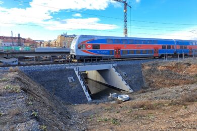 Průchod pod provizorní kolejí kralupské železniční trati opět po sto letech propojí Letnou s Holešovicemi.