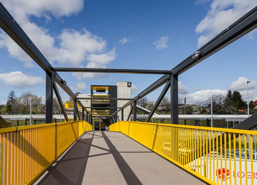 Nová lávka zajišťuje bezbariérové spojení mezi stanicí metra Rajská zahrada, místním sídlištěm, vlakovou zastávkou a vilovou čtvrtí Hutě. 