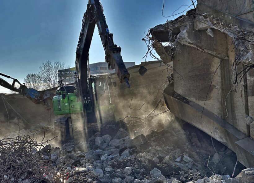 Začaly hlavní bourací práce na uzavřené části Libeňského soumostí.