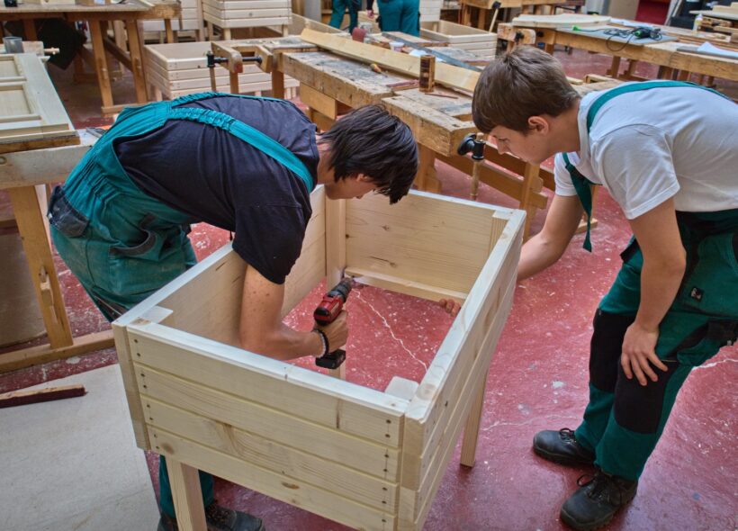 Dřevěné výrobky žáci Odborné školy Jarov dokončí během května, tak aby vše stihli ještě před prázdninami předat a nábytek sloužil celé léto.
