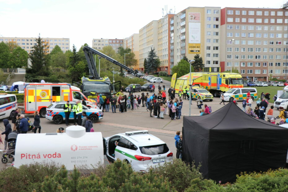 Na místě byl také záchranářský vůz Golem, pyrotechnici s vybavením, zástupci armády, policie i hasičského sboru.