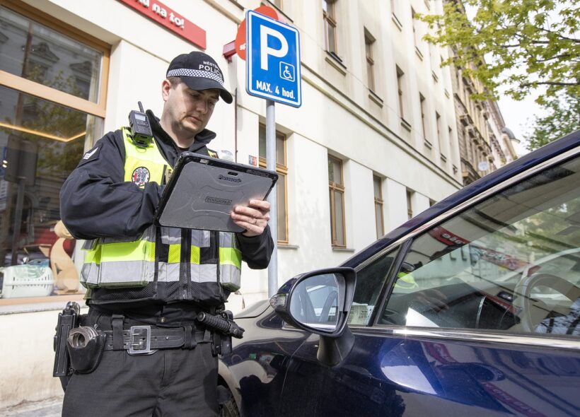 Strážníci kontrolovali auta zaparkovaná na místech pro invalidy.