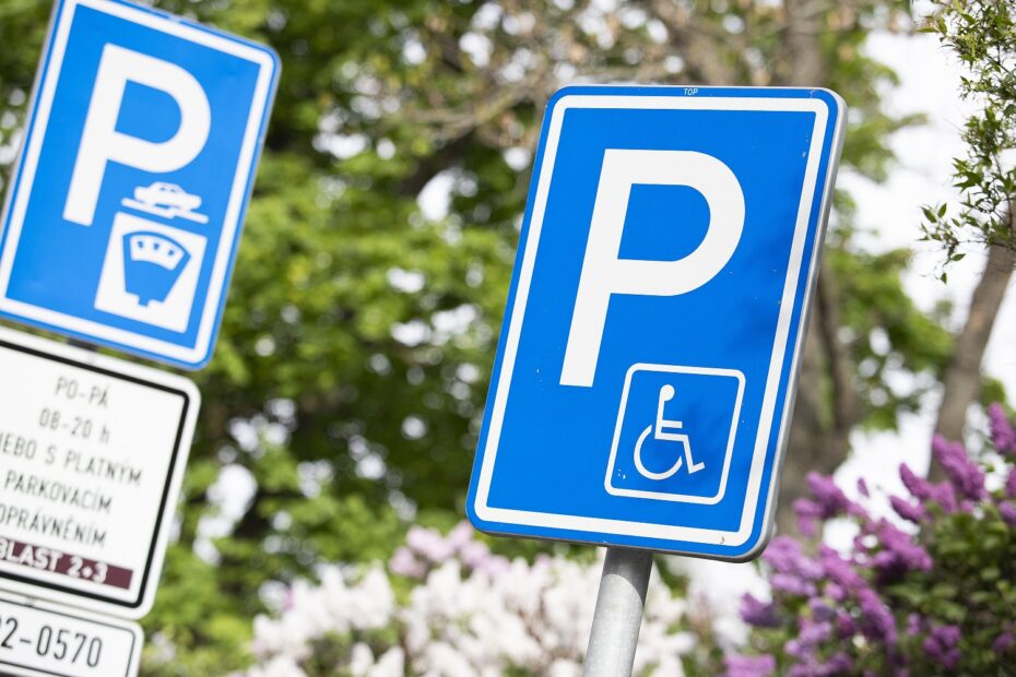 Parkovací místa pro invalidy jsou vyznačena dopravní značkou. 